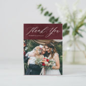 Burgundy エレガント Script Vertical結婚's Thank You ポストカード (スタンド正面)