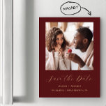 Burgundy ミニマル Red金ゴールド写真Save the Date マグネット招待状<br><div class="desc">このミニマルシンプルリストSave the Date magnetic invitationは、金ゴールド色の手書きスクリプトの「Save the Date」という単語の上に四角い写真を備えエレガントて後を追、カップルの名前と結婚日、街のサンセリフフォントでバーガンディな赤い背景を持つ。</div>