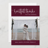 Burgundy モダン Scriptミニマルの結婚写真フラット サンキューカード (正面/裏面)