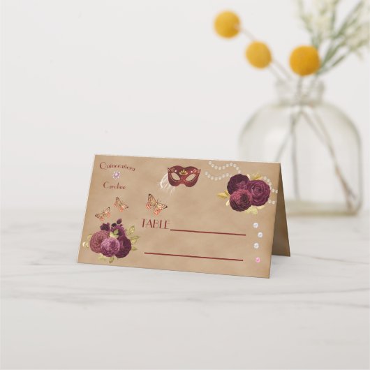 Burgundy English Roses, Red Party Mask Quinceañera プレイスカード (正面)