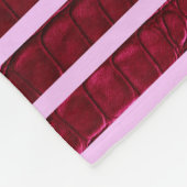Burgundy Exotic Faux Snake Leather Linear Stripe フリースブランケット (角)