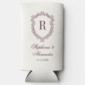 Burgundy & Ivory Monogram Crest Old Money Wedding スリム缶クーラー (正面)