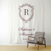 Burgundy & Ivory Monogram Crest Old Money Wedding タペストリー (インサイチュ)