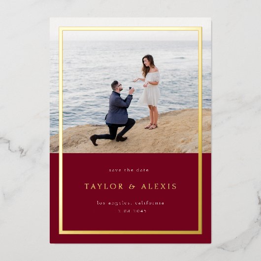 Burgundy Minimalistフレーム写真Save the Date金ゴールド 箔招待状 (正面)