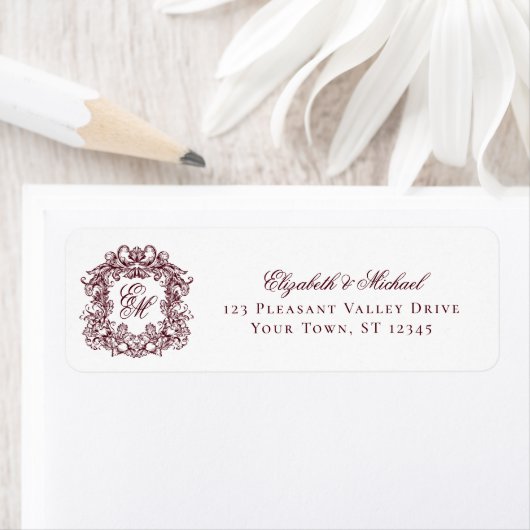 Burgundy Monogram Crest Wedding Return Address ラベル (インサイチュ)