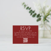 Burgundy Red Modern Minimalist Wedding QR RSVP エンクロージャーカード (スタンド正面)