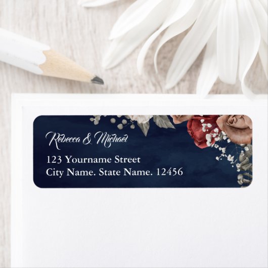 Burgundy Red Roses Floral Navy Blue Wedding ラベル (インサイチュ)