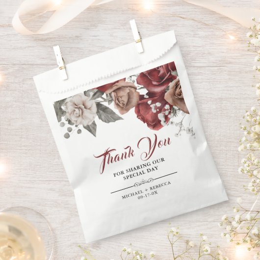 Burgundy Red Roses Floral Wedding フェイバーバッグ (クリップ留めされた状態)