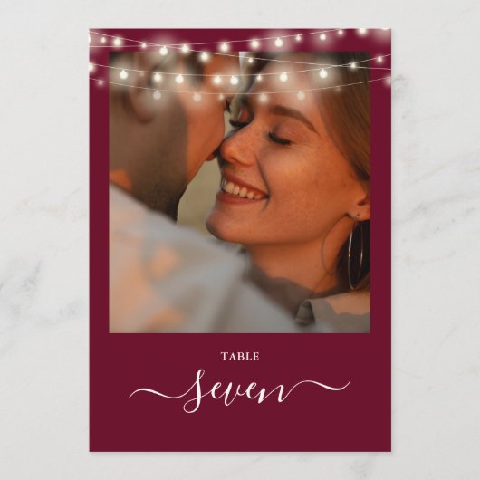 Burgundy String Lightsフォトテーブル番号 招待状 (正面)