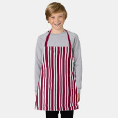 Burgundy White Stripes Seamless Pattern エプロン (着用した状態)