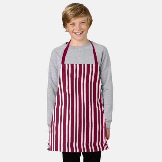 Burgundy White Stripes Seamless Pattern エプロン (着用した状態)