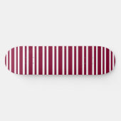 Burgundy White Stripes Seamless Pattern スケートボード (横)