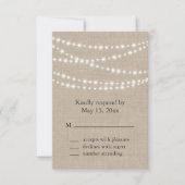 BurlapのTwinkle Lightsの下RSVP 招待状 (正面)