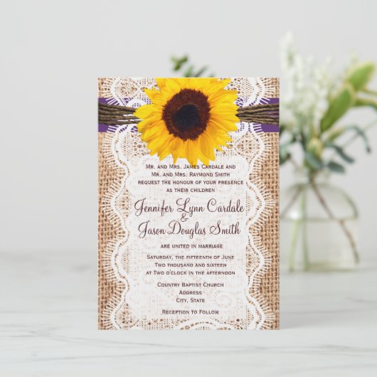 Burlapひまわり紫色のアクセントの結婚式の招待 招待状 (スタンド正面)
