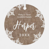 Burlapスノーフレークベビーの初めてのクリスマススクリプト メタルオーナメント (正面)