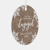 Burlapスノーフレーク私たちの初めてのクリスマス 婚約した メタルオーナメント (正面右)