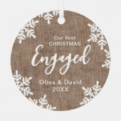 Burlapスノーフレーク私たちの初めてのクリスマス 婚約した メタルオーナメント (正面)