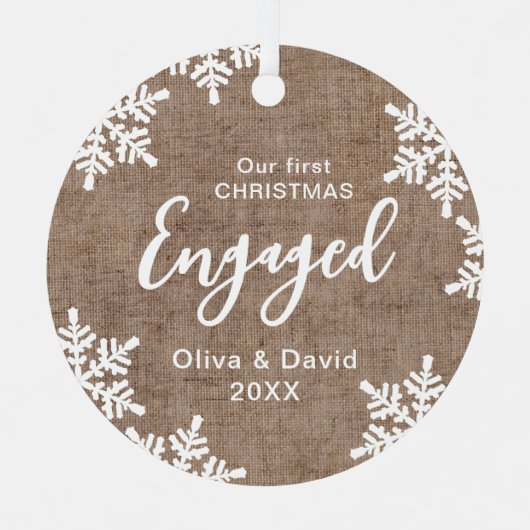Burlapスノーフレーク私たちの初めてのクリスマス 婚約した メタルオーナメント (正面)