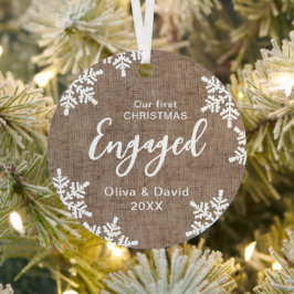 Burlapスノーフレーク私たちの初めてのクリスマス 婚約した メタルオーナメント