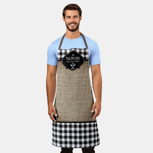 Burlapブラックバッファローチェックパーソナライズされた エプロン (着用した状態)
