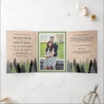 Burlap 素朴 Pine Trees Photo 結婚 Forest 三つ折り招待状<br><div class="desc">タイポグラフィの美しい松エレガントの木を重ね合わせた森のテーマ結婚式招待状でモダンゲストを驚かせよう。単にイベントの詳細をこの使い慣れたテンプレートに追加し、あなたの写真と一緒にこのカードを飾るだけでお気に入りのす。</div>