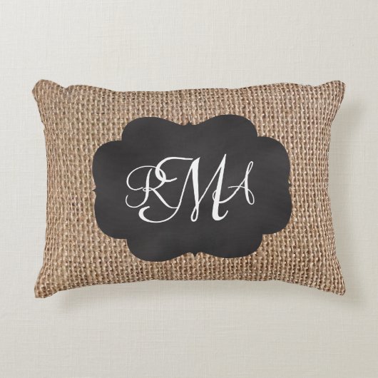Burlap Chalkboardルックトリプルスクリプトモノグラムの アクセントクッション (正面)