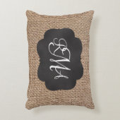 Burlap Chalkboardルックトリプルスクリプトモノグラムの アクセントクッション (正面(垂直))