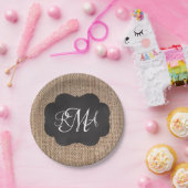 Burlap Chalkboard Look Triple モノグラムの Script ペーパープレート (パーティー)