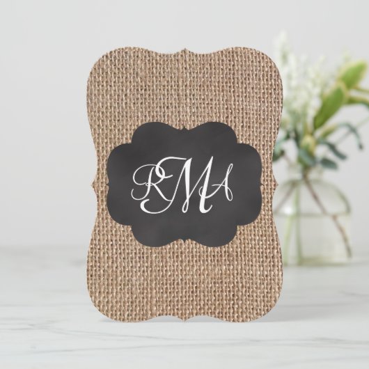 Burlap Chalkboard Look Triple モノグラムの Script 招待状 (スタンド正面)