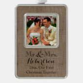 Burlap-Look素朴の結婚カップル初めてのクリスマス シルバープレートフレームオーナメント (正面)