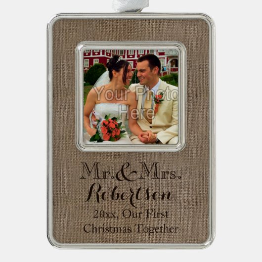 Burlap-Look素朴の結婚カップル初めてのクリスマス シルバープレートフレームオーナメント (正面)