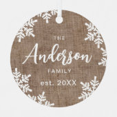 Burlap Snowflakesカスタムファミリ名スクリプトクリスマス メタルオーナメント (正面)
