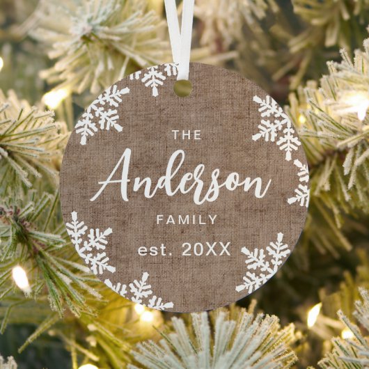 Burlap Snowflakesカスタムファミリ名スクリプトクリスマス メタルオーナメント (インサイチュ)