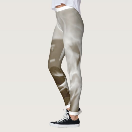 Burning Energy レギンス (左)