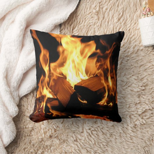 Burning Logs Flames and Embers クッション (ブランケット)