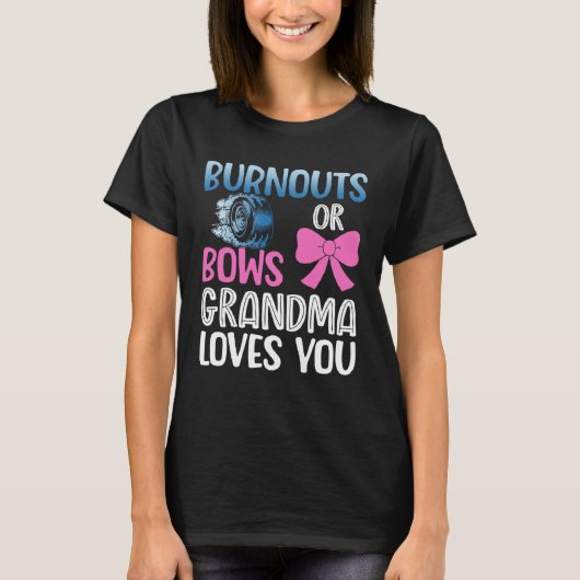 Burnouts or bows grandma gender reveal baby announ tシャツ (正面)