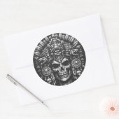 BurnsInHellによるアステカのドクロの冠 ラウンドシール (封筒)