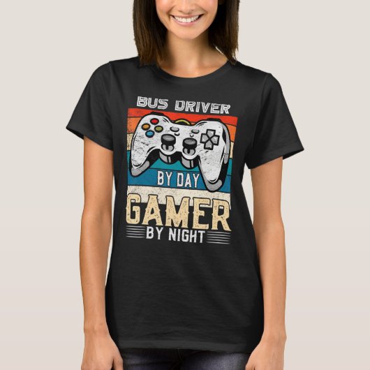 Bus driver by day gamer by night video gaming fans tシャツ (正面)