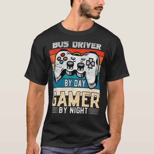 Bus driver by day gamer by night video gaming fans tシャツ (正面)