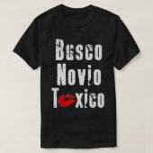 Busco Novio Toxico – フェストおもしろいのスペインの引用文 Tシャツ (デザイン正面)