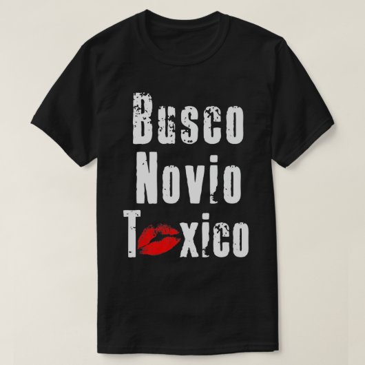 Busco Novio Toxico – フェストおもしろいのスペインの引用文 Tシャツ (デザイン正面)