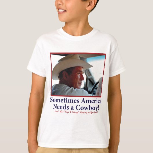 BUSH-HAT. – 白いカウボーイプー Tシャツ (正面)