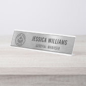 Business Logo Employee Elegant Faux Brushed Silver デスクネームプレート (正面)