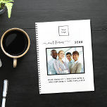 Business photo team white エレガント 2023 プランナー手帳<br><div class="desc">独自のビジネスロゴ、チーム写真、年をパーソナライズおよび追加。白い背景、黒い文字。戻る：あなたのロゴとウェブサイトのアドレス。</div>