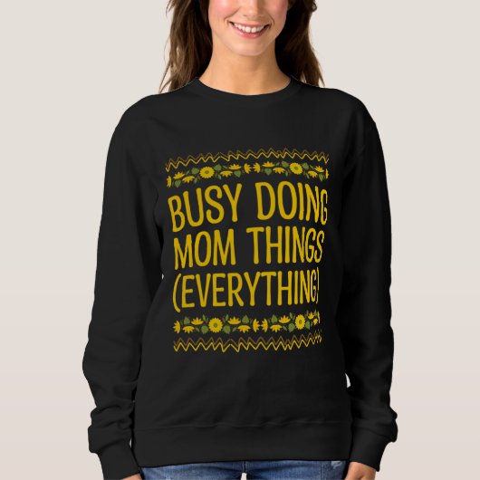 Busy Doing Mom Things Everything Sayings Mother Qu スウェットシャツ (正面)