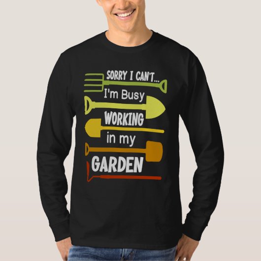 Busy Working in Garden Nature  Gardening Tシャツ (正面)