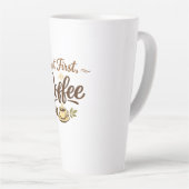 But First, Coffee – くつろぎのタイポグラフィーデザイン カフェラテマグ (右アングル)