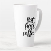 But First Coffee | モダンな手書き風タイポグラフィーデザイン カフェラテマグ (右アングル)
