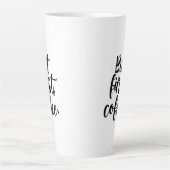But First Coffee | モダンな手書き風タイポグラフィーデザイン カフェラテマグ (正面)