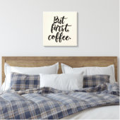 But First Coffee | モダンな手書き風タイポグラフィーデザインD キャンバスプリント (インサイチュ (寝室))